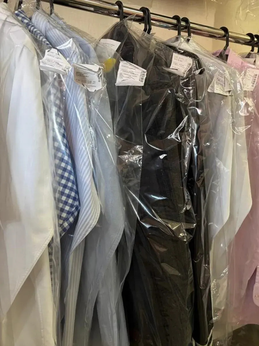 Camisas e ternos higienizados, embalados e etiquetados na arara da Provence